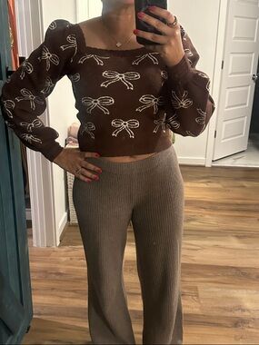 Brown sweater with bow print